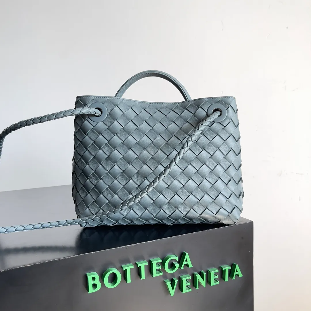 The 2023 new Andiamo batch of 1860 BV has been shipped‼ ️Really popular🔥The new Andiamo woven handbag launched by Bottega Veneta this season is really popular all over the world! ! Celebrities at home and abroad have worn it, and Oscar-winning actress Michelle Yeoh has taken it out on the street. Song Jia, Trai Yara, Yu Feihong, Sanji Ayaka, Rosie Hunting-Whiteley, Yoshioka Riho, etc. have all picked up this bag. It is classic and versatile, showing off its temperament, and the bag capacity is also large, which is very convenient for daily commuting! ! A variety of carrying methods, the shoulder straps can be adjusted by yourself, the original lambskin feels soft and delicate, and the neutral style is made to break gender boundaries and bring a more practical and longer-lasting use experience. Andiamo, which has both elegant and casual styles, perfectly interprets the true appearance of "fashionable old money style". Style number: 743568 Size: 25*22*10.5cm